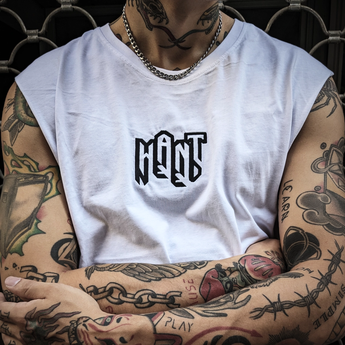 Camiseta sin manga blanca tattoo